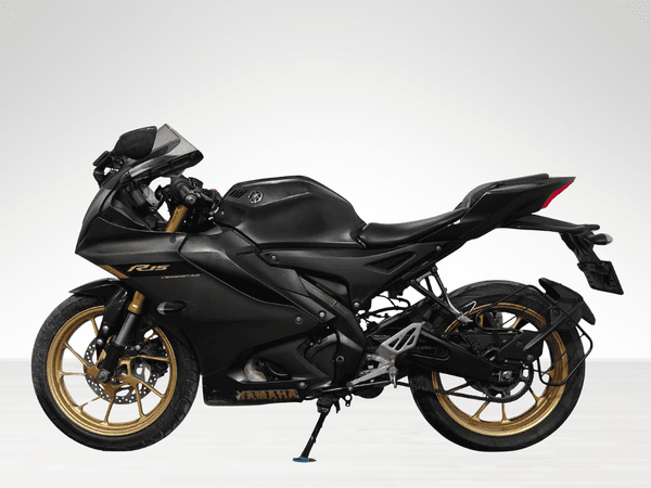 Used 2023 Yamaha R15 V4 Dark Knight for sale in Delhi - photo 1