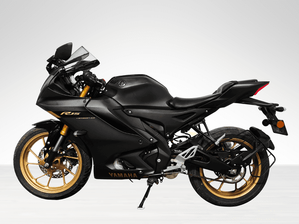 Used 2025 Yamaha R15 V4 Dark Knight for sale in Gurgaon - photo 1