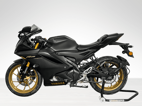 Used 2024 Yamaha R15 V4 Dark Knight for sale in Delhi - photo 1