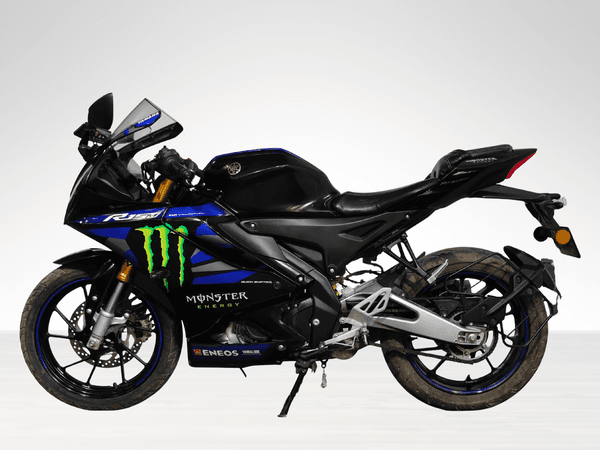 Used 2025 Yamaha R15 V4 Dark Knight for sale in Gurgaon - photo 1