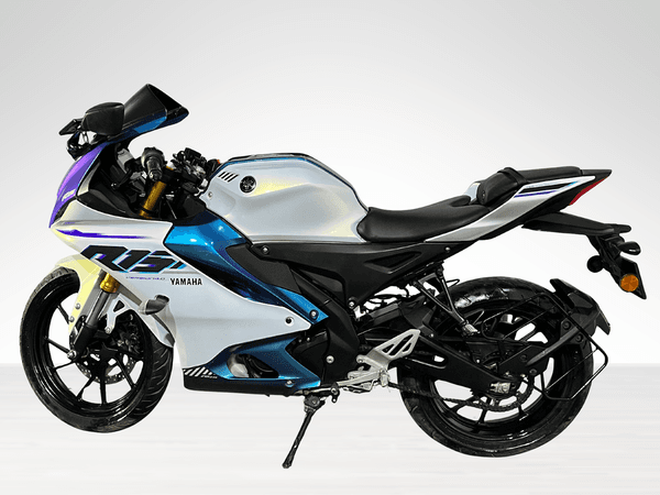Used 2025 Yamaha R15 V4 Racing Blue for sale in Gurgaon - photo 1